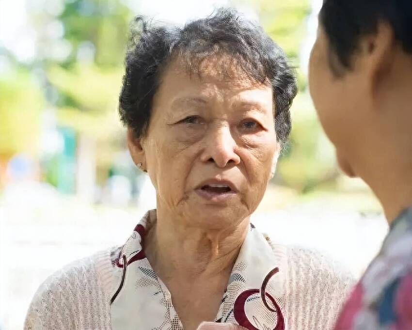 伺候兒子全家4年，孩子上幼兒園母親被趕走，兒子回家發現屋空了