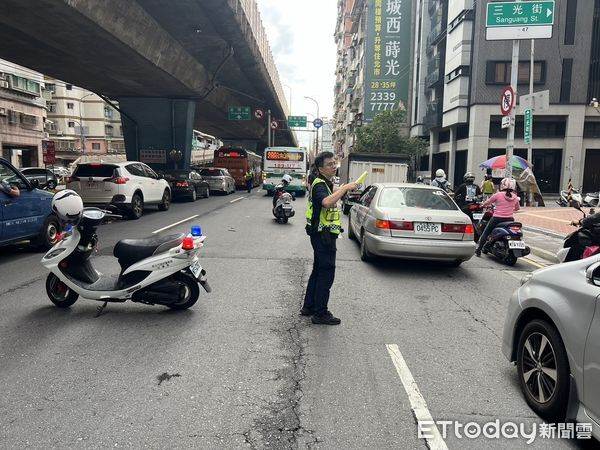 快訊／聯結車撞破忠孝橋！35噸鋼材「砸爛橋下2台車」...駕駛曝「釀禍原因」秒被逮捕