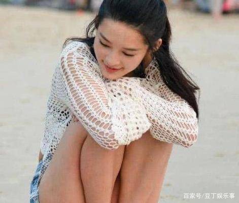 李沁有多撩人？看她蹲在沙灘上的樣子，網友：太美了，愛了！