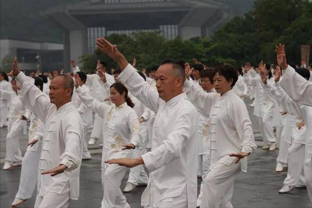 胃癌不痛不癢？醫生告誡：飯後常有這幾種表現，儘早去做胃鏡檢查