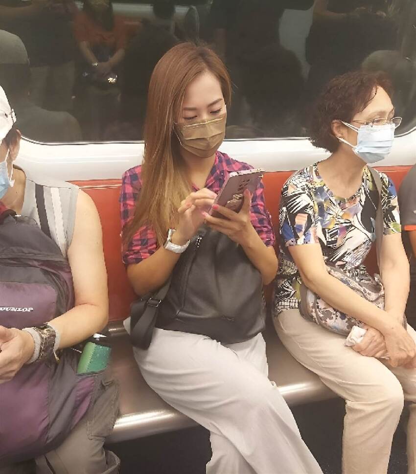 港姐一身樸素坐地鐵，私下最真實模樣，網友大讚：果然是女神