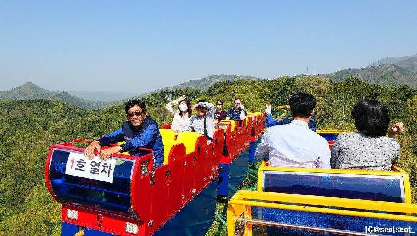 一恍神就晚7天回家！80年代纜車仍在營運中 簡陋座椅「搭配超隨便安全措施」網嚇瘋：離台灣超近