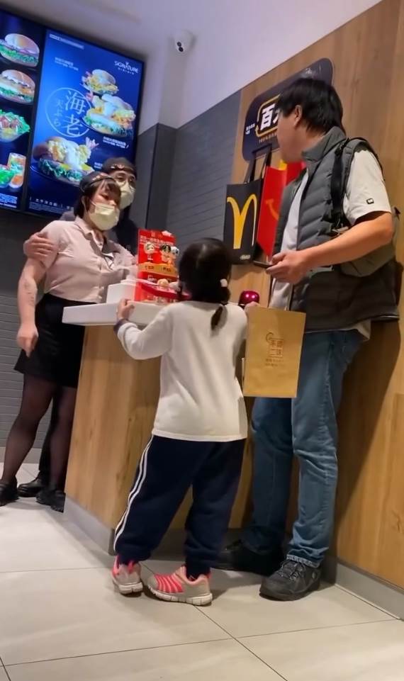 餐點沒了還要點？男麥當勞櫃臺與女店員爭吵...嗆：妳們是服務業叫店長出來