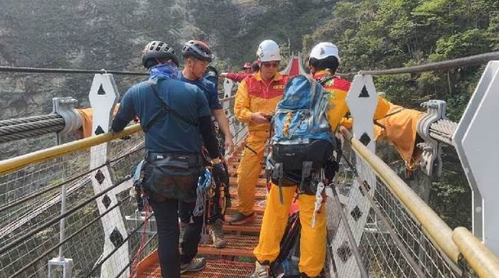 南投雙龍瀑布重大意外！男墜「40樓高吊橋」卡巨石慘死