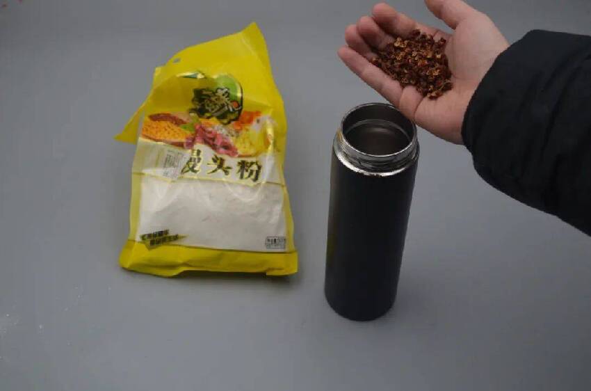 舊保溫杯不要扔，放在廚房太聰明了，一年能省不少錢，看完漲知識了