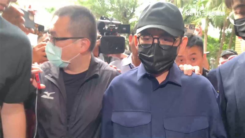 黃子佼持未成年不雅片「和解不順」?僅委任律師出庭