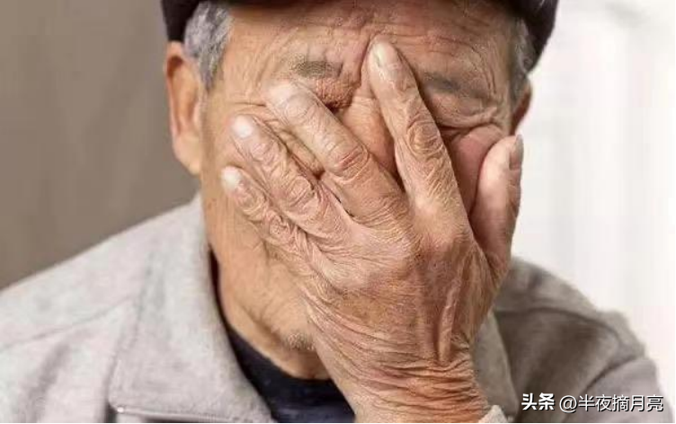 兒子老哭窮！退休又打工「交房租後」剩下錢都給他　7年後「意外發現房東身份」74歲老人痛哭：心涼透了