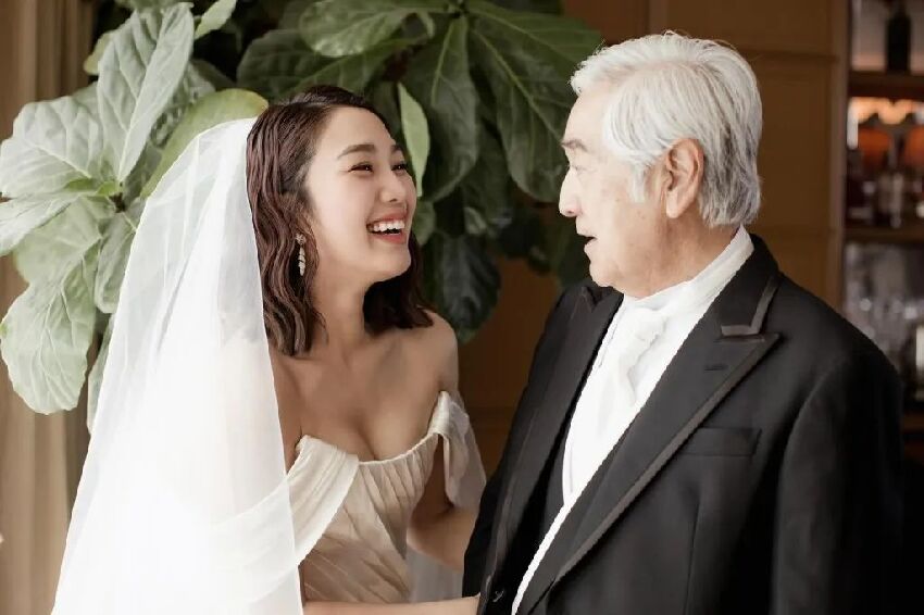 TVB女星與圈外男友結婚，明星爸爸開心笑開懷，曾與小生拍拖6年分手患抑鬱