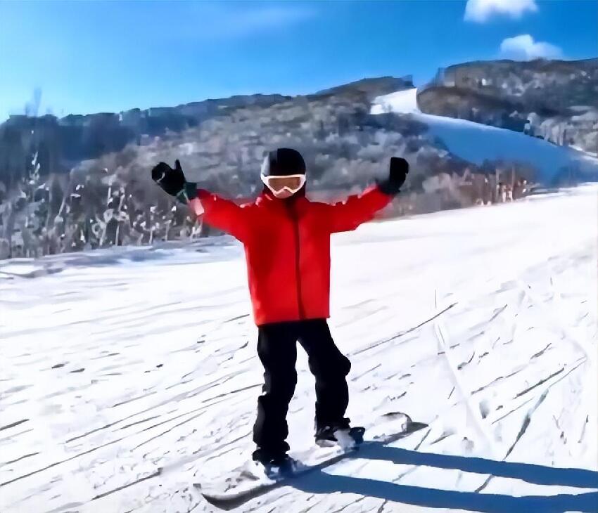 劉若英曬照為兒子慶生，一家三口赴台灣滑雪，9歲鍾小弟酷颯帥氣