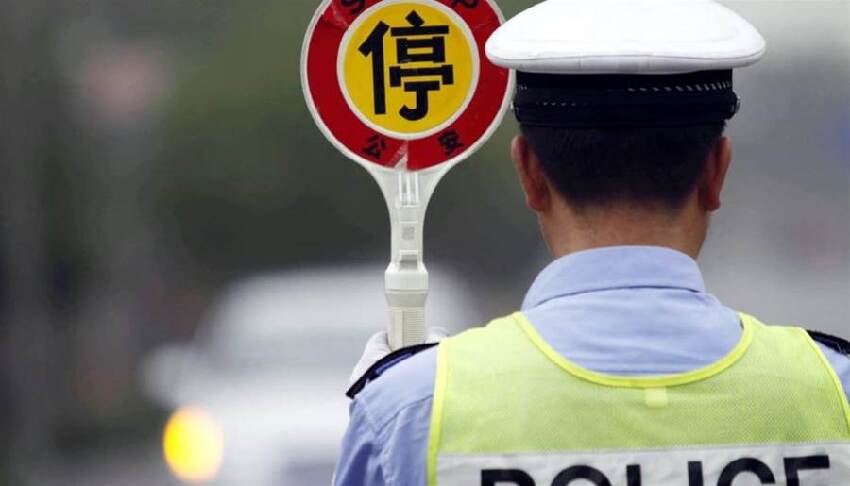 兒子從不回家！每個月只寄錢，媽媽決定「假裝過世」騙他回家……今天反而「來了一群警察」：他10年前就死了