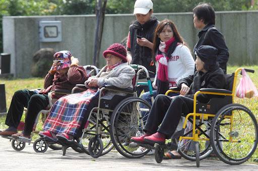 台中保姆每次「幫阿爸洗澡」都鎖門40分鐘，兒子偷裝監視器，畫面一出直接看傻眼...