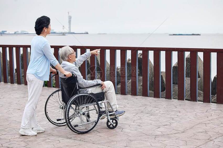 台中保姆每次「幫阿爸洗澡」都鎖門40分鐘，兒子偷裝監視器，畫面一出直接看傻眼...