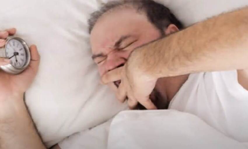 醫生警告：睡覺出現這癥狀是中風前兆！千萬別忽視，趕緊治療還不遲