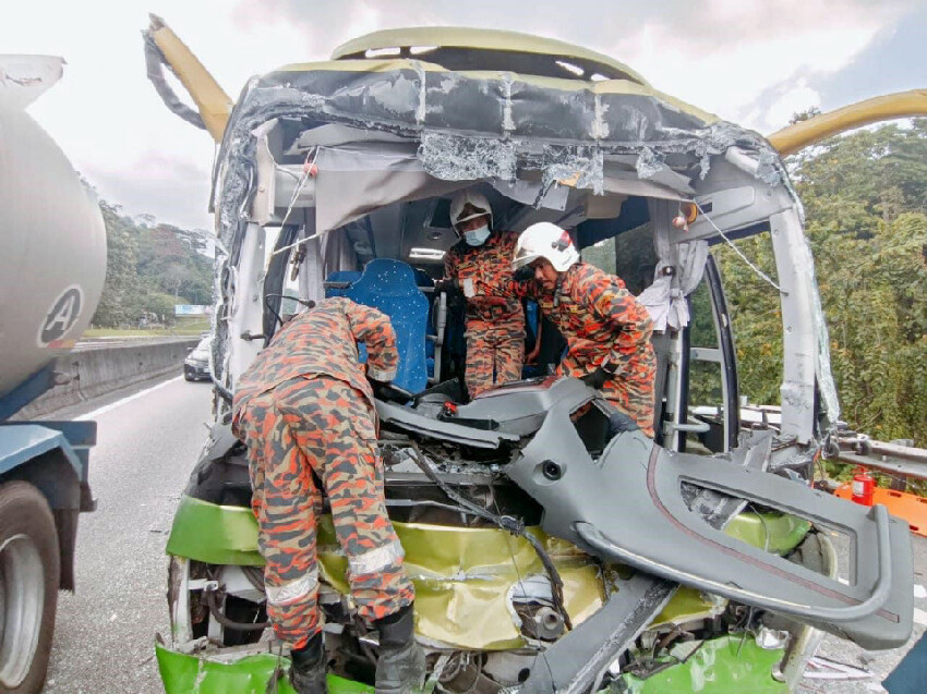 嚴重奪命車禍！遊覽車「高速公路撞上拖車」...車頭嚴重全毀「傷亡人數曝光」