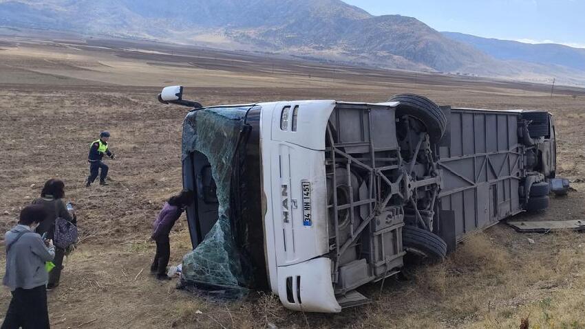 嚴重奪命車禍！遊覽車「高速公路撞上拖車」...車頭嚴重全毀「傷亡人數曝光」