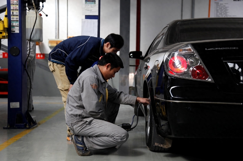 開汽車維修店！某次半夜冒雨給人修車「他給9千我只收2千」~後來「接到車主來電」讓我傻眼了