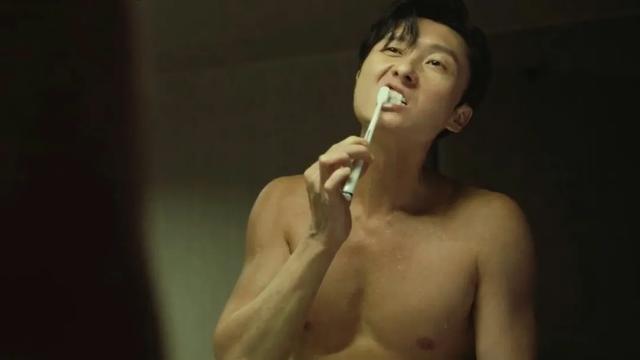 視帝王浩信轉戰內地拍戲降級做配角,演好色醫生被指『本色演出』