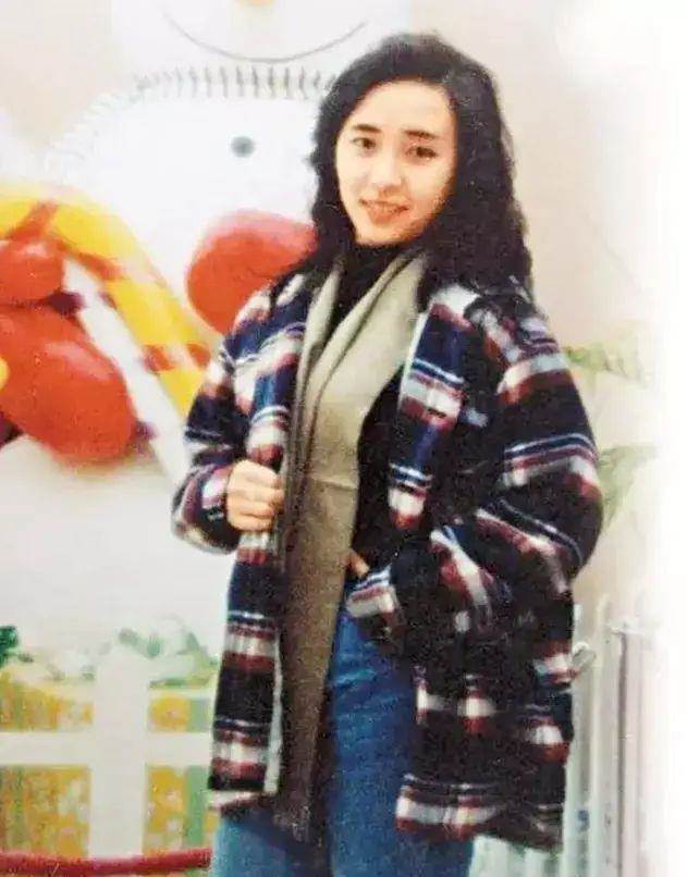 她是王晶的「美女助理」，為鬼片選景離奇失蹤，托夢稱被3人沉湖，警方調查后，驚出一身冷汗！