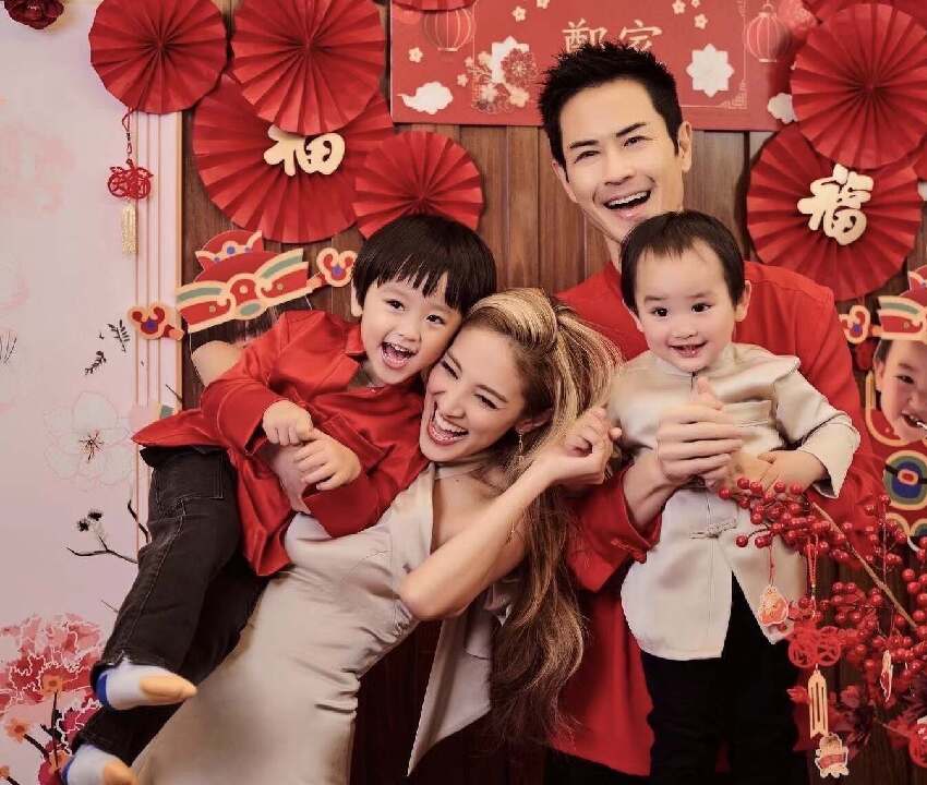 結婚六周年！香港男星鄭嘉穎被曝二次求婚，妻子再穿婚紗顏值高