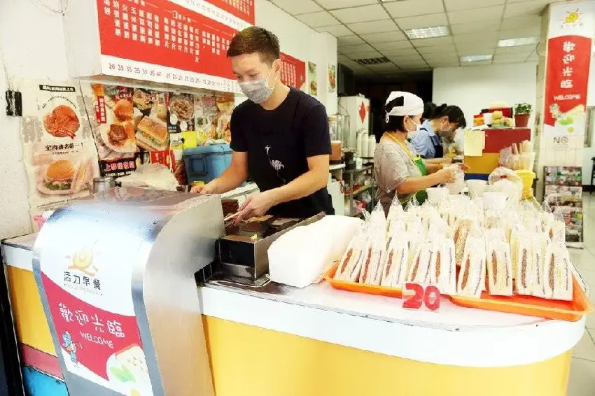 攏系甘苦人！早餐店老闆「推出免費A餐」公告：有困難就來吃， 網友發現「底下多了一行字」瞬間被暖哭