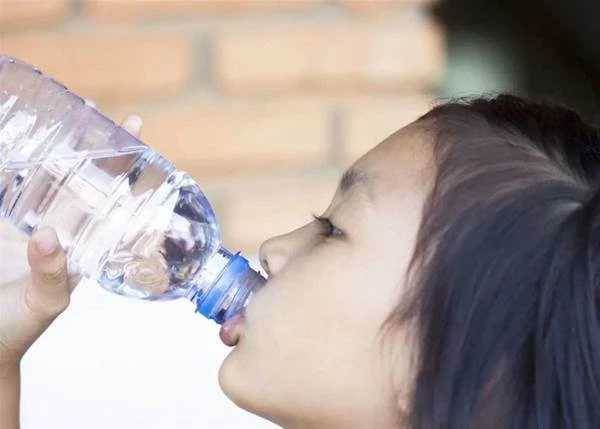 孩子在超市「先拿水喝後付款」!被要求10倍賠償..經理怒斥:你這是偷竊,媽媽「高情商處理」經理轉怒為笑秒放走