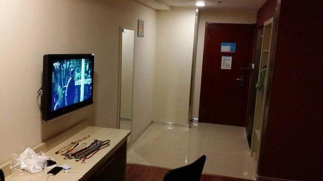 遊客入住飯店時!為什麼要先「拔掉電視機插頭」? 很多人傻傻不知情:快學起來!