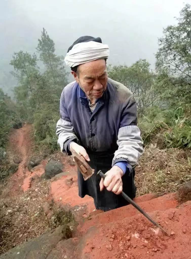 愛情天梯，19歲小夥與大10歲寡婦私奔藏在深山50年　擔心妻子走懸崖危險，徒手鑿六千多級天梯