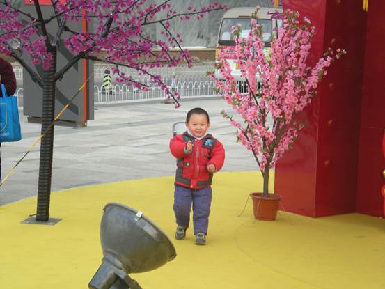 孩子飯店吃飯摔碎盤子，老闆張口要五千，母親笑著陪錢第二天餐館倒閉了