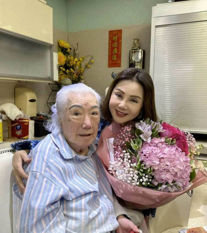 恢單29年！瓊瑤女星回台「同框80歲連方瑀」 「她坐中間茂密黑髮」網驚豔：好端莊