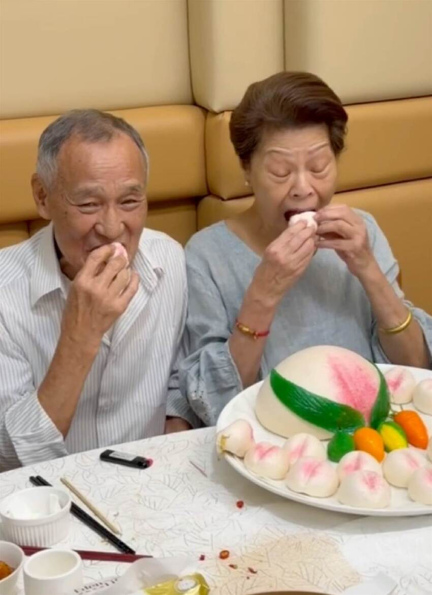 齊名李小龍！82歲武打巨星「罹癌又中風」頻傳死訊 妻不離不棄「重病登記結婚」：財產全給她