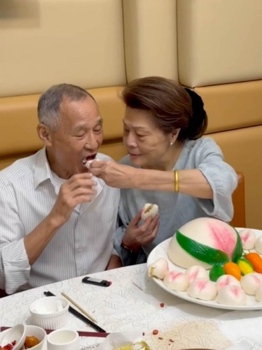 齊名李小龍！82歲武打巨星「罹癌又中風」頻傳死訊 妻不離不棄「重病登記結婚」：財產全給她