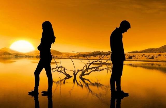 前夫賭博把錢輸光！我怒離婚「他當天給我一張存2000元的卡」3年後我接到銀行電話「一查餘額傻了」