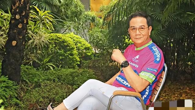 TVB御用中風王地鐵被偶遇，潮男打扮精神奕奕，與女性朋友同行