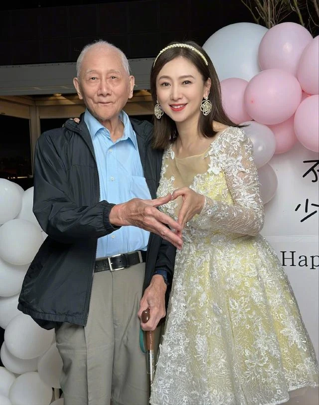 翁虹55歲生日96歲餅印爸爸驚喜現身！父女共用一張臉，全家都外貌出眾