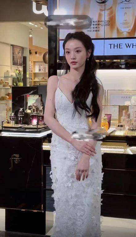 田曦薇生圖，仙女白裙又甜又嫩，滿分身材太驚艷！