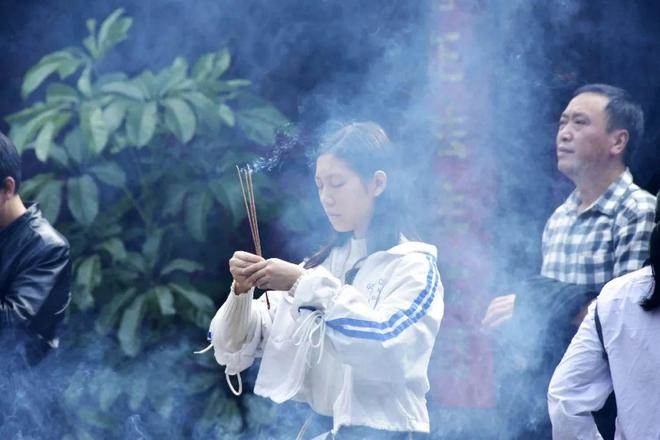 燒香時，一定要說這兩個字，有很多人卻不知道！