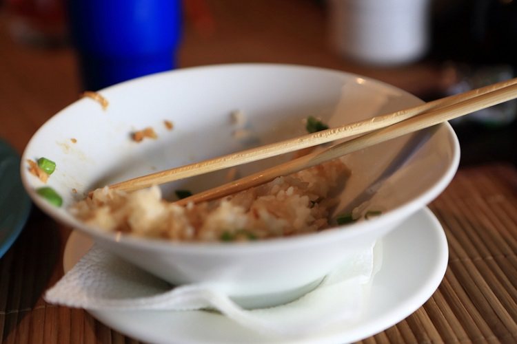 坐月子時婆婆給我吃剩飯，倒垃圾桶看到鮑魚和龍蝦的殼，才知這是海鮮湯煮的泡飯