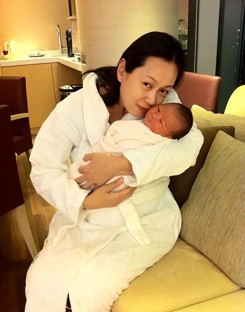 不容易！TVB知名女星未婚生子生父仍成謎，母兼父職供兒子讀名牌學校