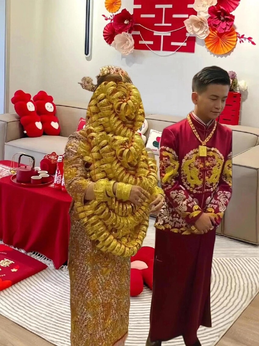 看出娘家財力！新娘結婚「全身蓋滿金手鐲」根本看不到臉　網驚喊「不會被壓垮嗎」真相太爆笑