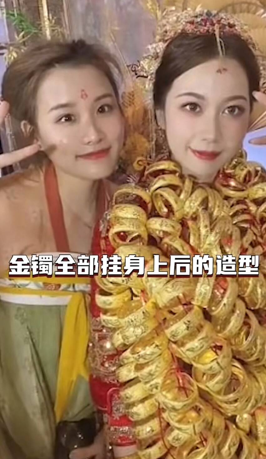 看出娘家財力！新娘結婚「全身蓋滿金手鐲」根本看不到臉　網驚喊「不會被壓垮嗎」真相太爆笑