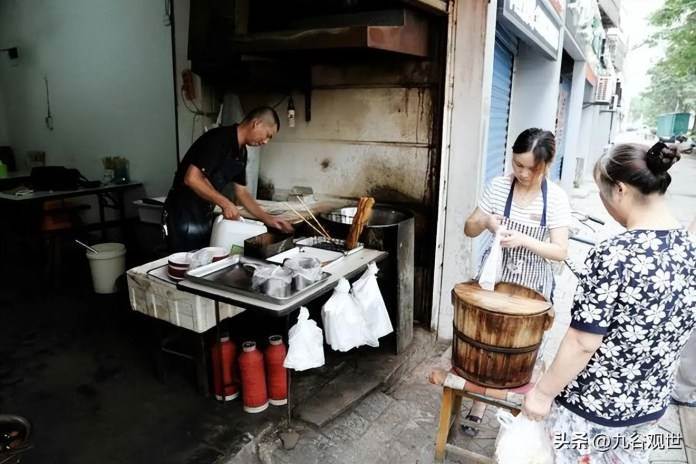 流浪女「在我家早餐店吃16年」不說謝謝、也不打招呼，我兒子結婚那天「她送來一份禮物」嚇得報警…