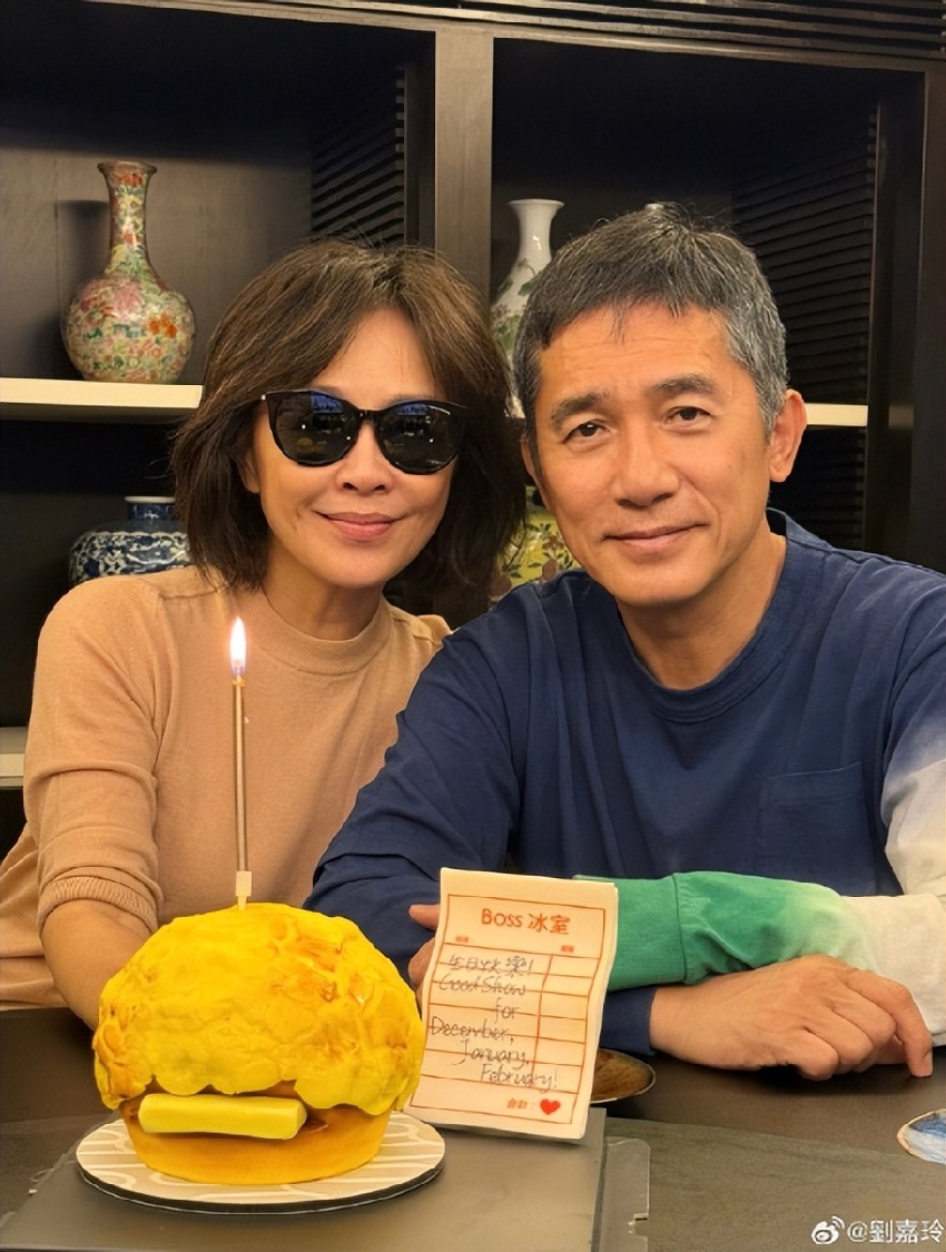 劉嘉玲59歲生日穿性感絲襪cos夢露慶祝，梁朝偉兩鬢斑白盡顯樸素