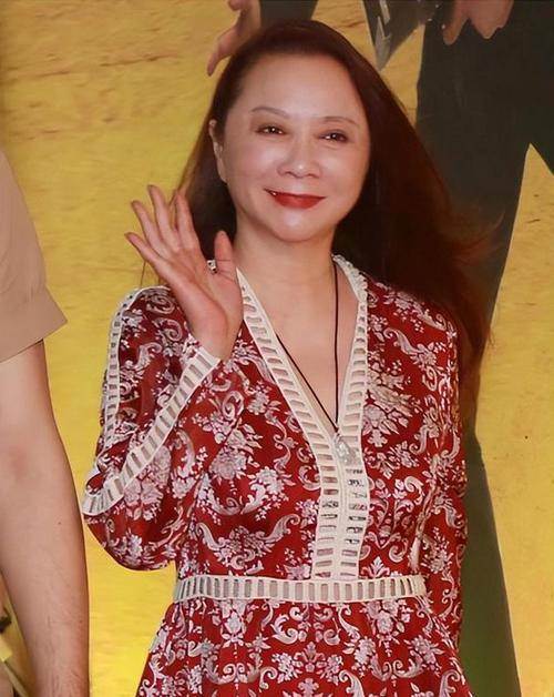 54歲莫文蔚對比63歲葉倩文：才懂白髮不染，優雅老去比刻意扮嫩更高級