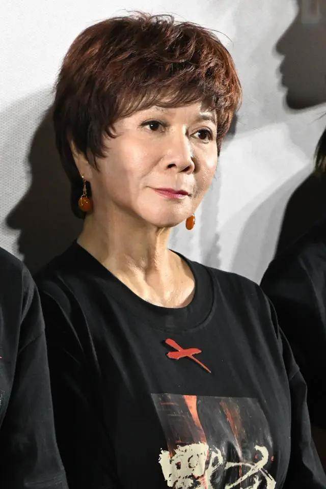 54歲莫文蔚對比63歲葉倩文：才懂白髮不染，優雅老去比刻意扮嫩更高級