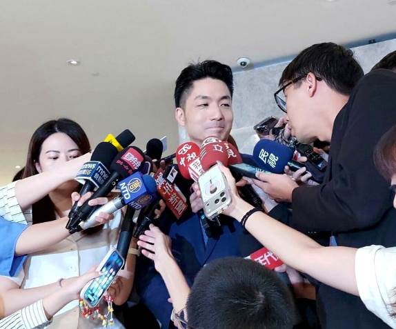 最新街頭民調出爐！台北市長之戰「支持度翻轉再翻轉」 市民曝「他勝出關鍵」：比較實際