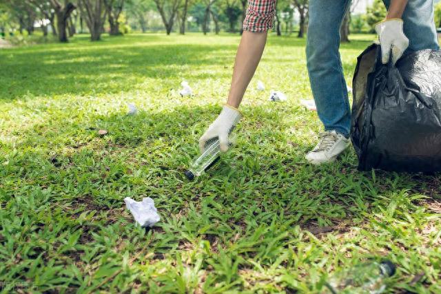 婆婆走後「我接公公來住我們家」養老！　他每天都「拖到最後一個洗澡」有天我加班回來撞見一幕懂了