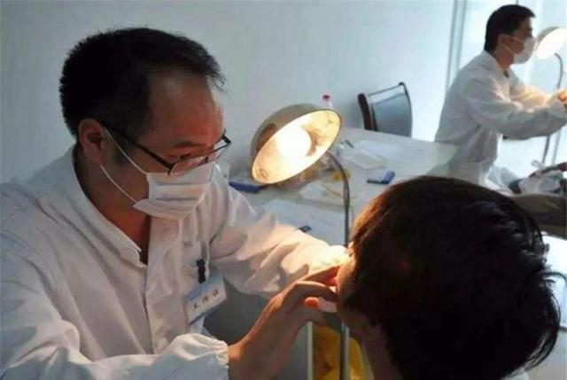 孩子被魚刺卡喉,媽媽60秒機智處理,被醫生稱讚:很及時,很專業