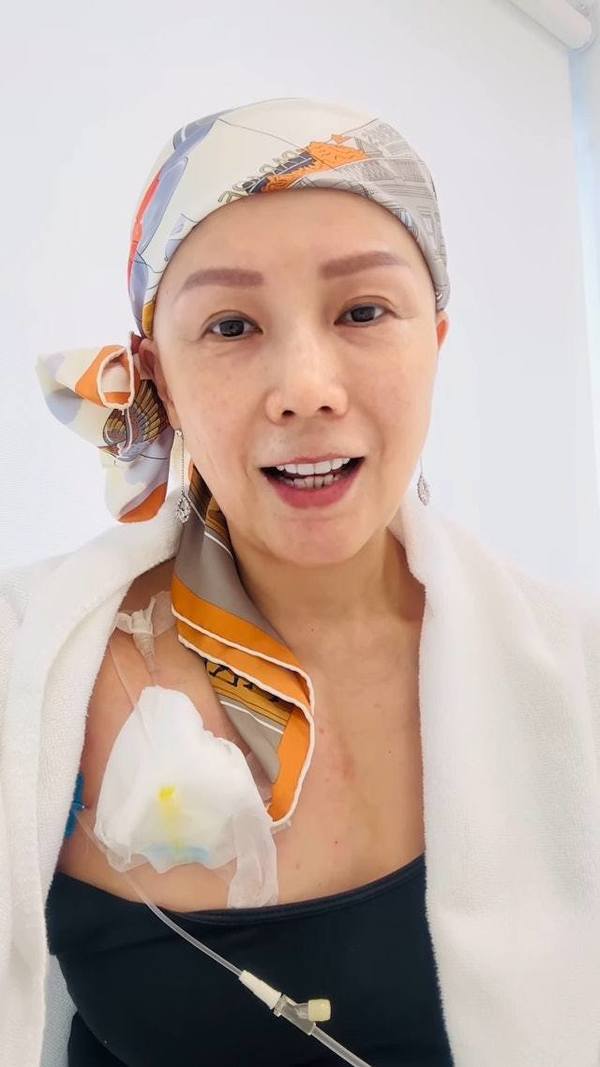 乳癌4期擴散大腦！女星睡夢中辭世，享年 51 歲！2愛女悲慟送別...