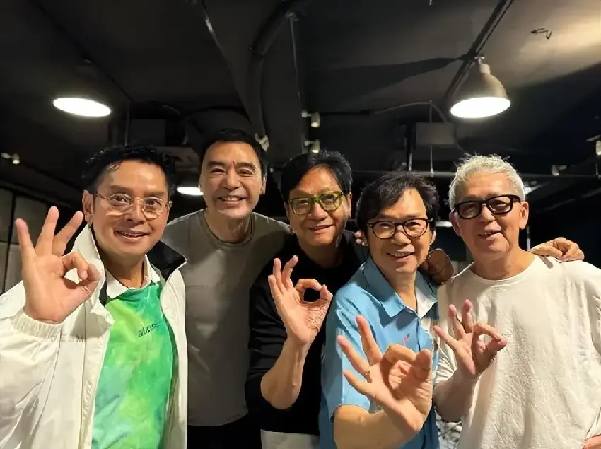 好險！71歲鍾鎮濤演出時意外摔傷，起身後又被絆倒，眾人摔成一片