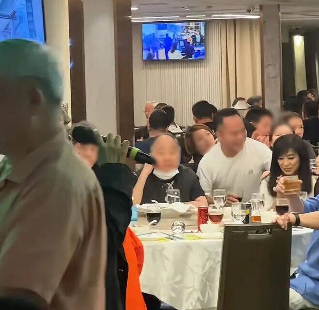70歲資深女星「遭男子環抱亂摸」！現場畫面流出「她苦笑1動作」網罵翻